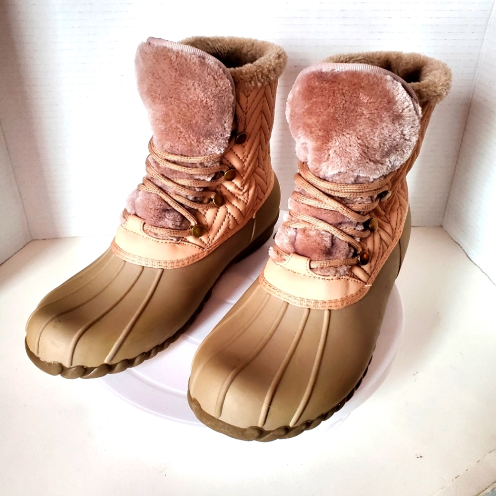 Baretraps Women's Beige and Blush Pink Duck Style Snowboots size 8